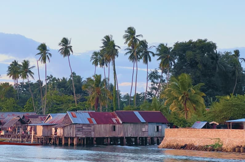 Rumah panggung tepi sungai Muna